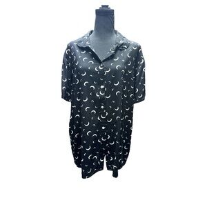 Hot Topic Black and White Graphic Shirt Size XL